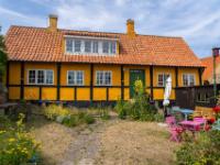 Blick in einen schönen Garten bei Fachwerkhaus - Gudhjem